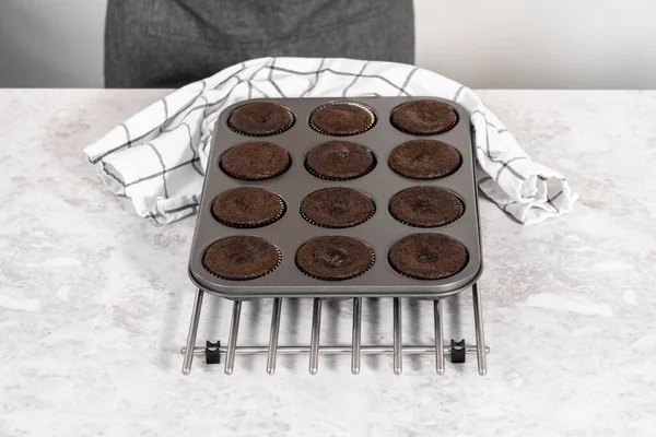Kühlen Frisch Gebackene Schokoladen Cupcakes Auf Der Theke — Stockfoto