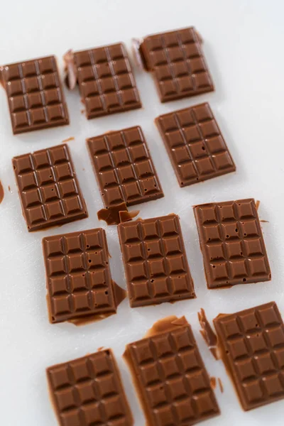 Removendo Mini Chocolates Molde Chocolate Silicone Uma Placa Corte Branca — Fotografia de Stock