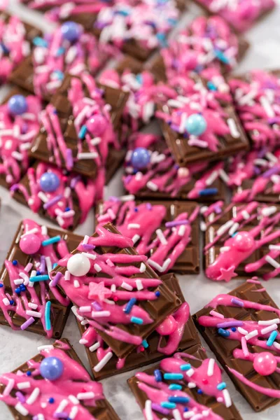 Gourmet Mini Chocolates Oscuros Con Chocolate Rosa Rociado Espolvoreos Lujo — Foto de Stock