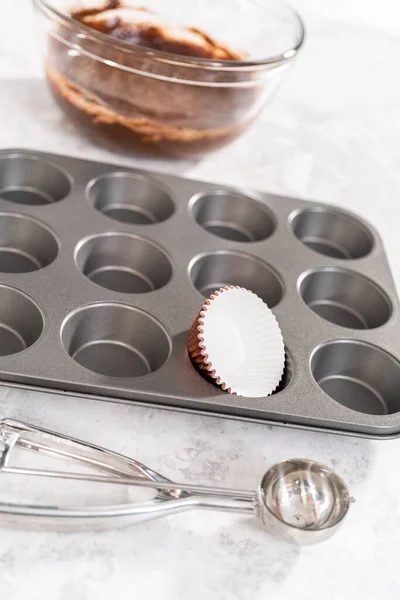 Scooping Cupcake Smet Cupcake Foder För Att Baka Choklad Jordgubbe — Stockfoto