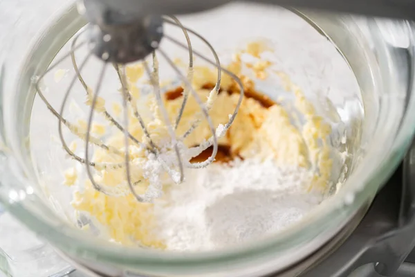 Batiendo Crema Mantequilla Fresa Glaseado Una Batidora Eléctrica Independiente Con — Foto de Stock