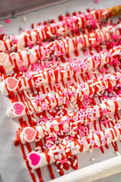 Drizzling Melted Chocolate Chocolate Dipped Pretzels Rods Decorating Sprinkles Make — Stock Photo, Image