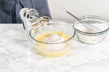 Malzemeleri karıştırıcı ile karıştırarak büyük bir karıştırma kabında yumurta likörü pişirmek..