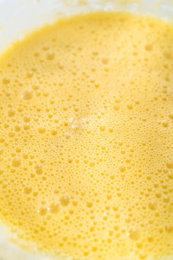 Malzemeleri karıştırıcı ile karıştırarak büyük bir karıştırma kabında yumurta likörü pişirmek..