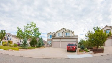 Denver, Colorado, ABD-19 Temmuz 2020 - Bir yaz sabahı tipik banliyö manzarası.