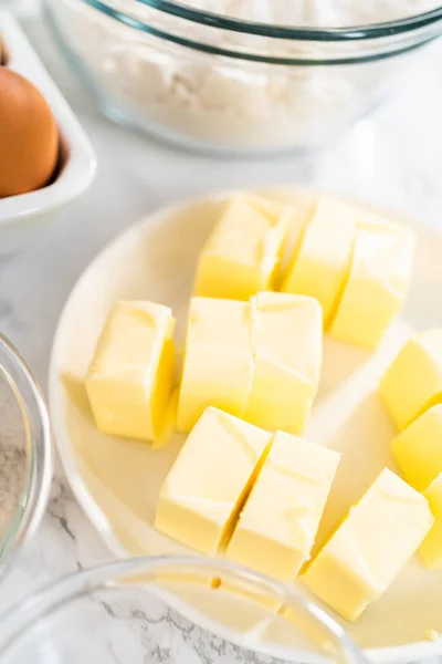 Measured Ingredients Glass Mixing Bowls Bake Eggnog Bundt Cake Eggnog — Stock Photo, Image