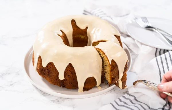 Slicing Zelfgemaakte Eierpunch Bundt Cake Met Een Eggnog Glazuur — Stockfoto