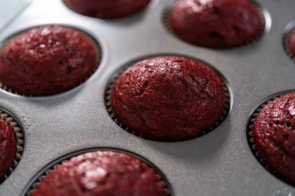 Refroidissement Cupcakes Velours Rouge Fraîchement Cuits Sur Comptoir Cuisine — Photo