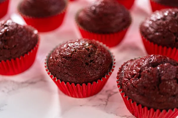 Cupcake Velluto Rosso Appena Sfornati Bancone Della Cucina — Foto Stock