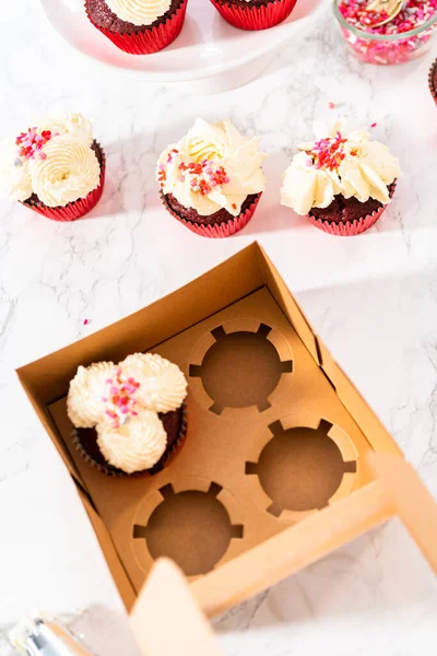 Embalagem Cupcakes Veludo Vermelho Recém Assados Com Cobertura Ganache Chocolate — Fotografia de Stock