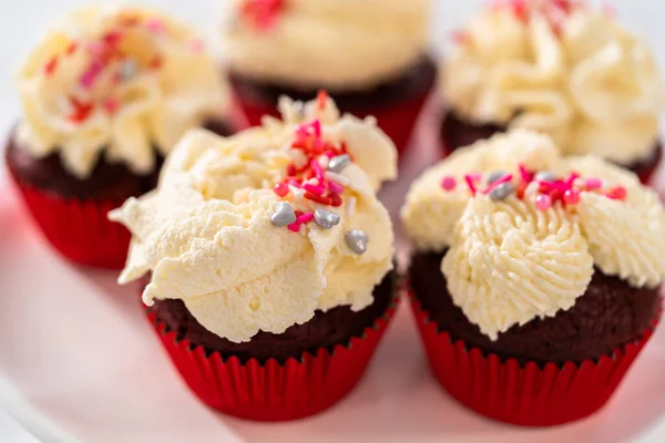 Frissen Sült Bársony Cupcakes Fehér Csokoládé Ganache Cukormázzal Díszített Szórófejek — Stock Fotó