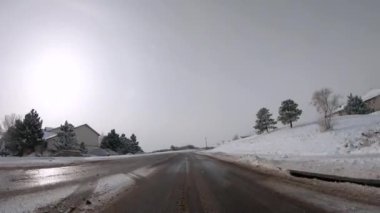 Denver, Colorado, ABD-3 Şubat 2020 - Amerika 'nın banliyölerindeki tipik kaldırım yollarında sürüş.