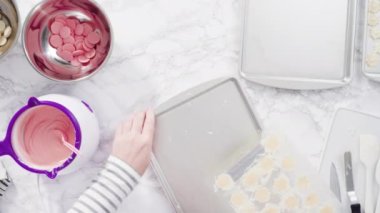 Erimiş çikolatayı kar taneleri şeklinde plastik bir çikolata kalıbına döküyorum..