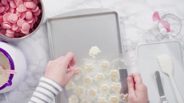 Erimiş çikolatayı kar taneleri şeklinde plastik bir çikolata kalıbına döküyorum..