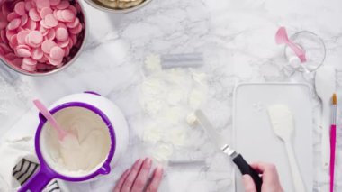 Erimiş çikolatayı kar taneleri şeklinde plastik bir çikolata kalıbına döküyorum..