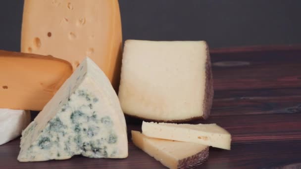 Koyu Ahşap Arka Planda Büyük Bir Dilim Mavi Peynir — Stok video
