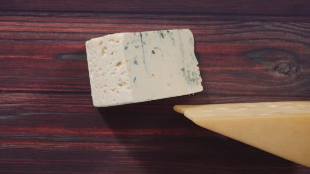 Gran Cuña Queso Azul Sobre Fondo Madera Oscura — Vídeos de Stock