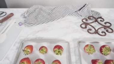 Çikolata soslu çilekleri çikolatayla süslemek..