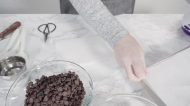 Çikolata soslu çilekleri çikolatayla süslemek..