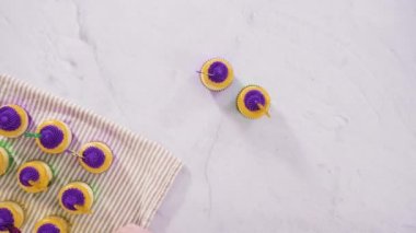 Adım adım. Mardi Gras kutlaması için İtalyan kremalı vanilyalı kek yapma süreci..