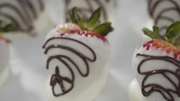 Garniture Fraises Trempées Chocolat Avec Chocolat Arrosé — Video