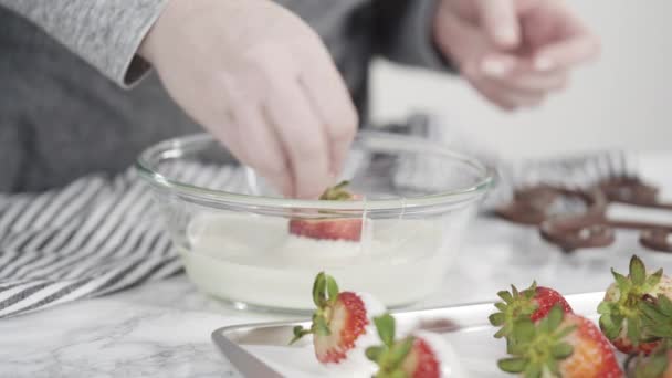 Garniture Fraises Trempées Chocolat Avec Chocolat Arrosé — Video