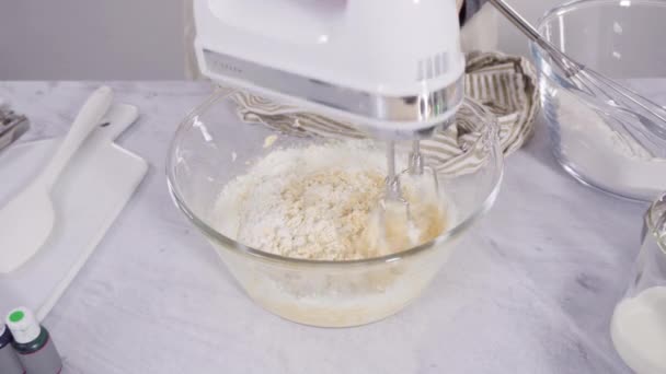 一歩ずつ マルディグラのお祝いのためのイタリアのバタークリームアイシングとバニラカップケーキを作るプロセス — ストック動画