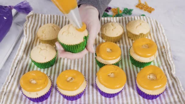 Krok Krokem Proces Výroby Vanilkových Košíčků Italskou Máslovou Polevou Oslavu — Stock video