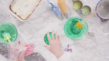 İtalyan tereyağı kremasını kepçeleyip metal uçlu boru torbalarına dolduruyorlar..