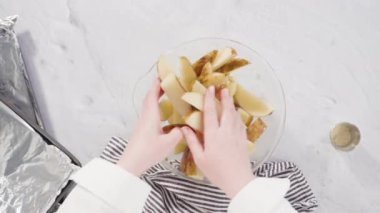 Fırında pişirmek için patates dilimleri hazırlıyorum..