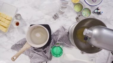 Pastayla İtalyan kreması karışımı bir şey..