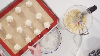 Mutfakta hindistan cevizli kurabiye yapıyorum.