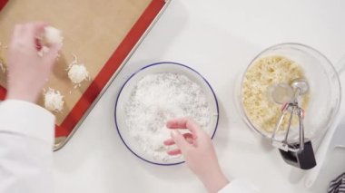 Mutfakta hindistan cevizli kurabiye yapıyorum.