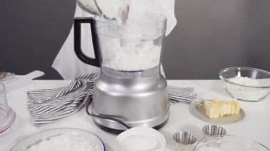 Mutfakta hindistan cevizli kurabiye yapıyorum.