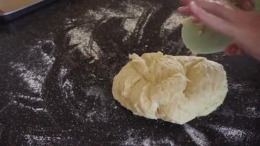 Konut mutfağında ekşi ekmek pişirmek.