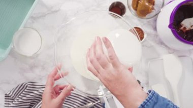 Çikolatalı kek hazırlıyorum. Çikolatalı ganache kremalı. 