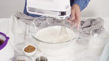Çikolatalı kek hazırlıyorum. Çikolatalı ganache kremalı. 