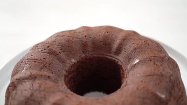 Mutfak tezgahında taze pişmiş kırmızı kadife kek..