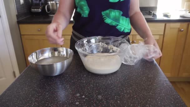 Ψήσιμο Ψωμί Προζύμης Στην Οικιακή Κουζίνα — Αρχείο Βίντεο