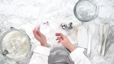 Çok renkli tek boynuzlu at meringue kurabiyeleri yapma süreci 