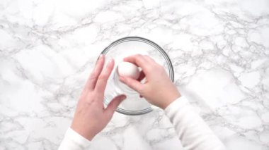 Çok renkli tek boynuzlu at meringue kurabiyeleri yapma süreci 