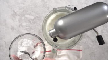 Mutfakta çikolatalı ganache hazırlıyorum.