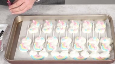 Gurme tek boynuzlu at temalı meringue pop müziği 