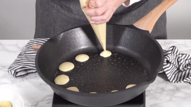 Cozinhar Pequenas Panquecas Uma Base Kefir Uma Panela Ato Fritar — Vídeo de Stock