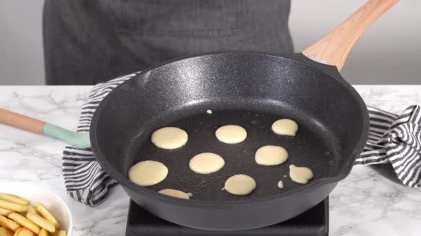 Cuisson Petites Crêpes Sur Une Base Kéfir Dans Une Poêle — Video