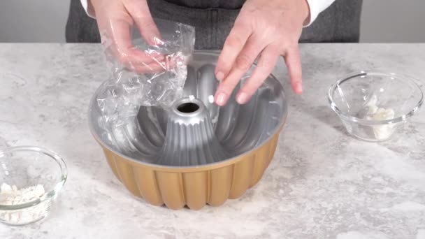 Greasing Metalen Bundt Cake Pan Voor Het Bakken Van Eierpunch — Stockvideo
