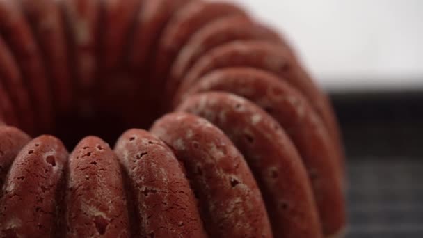 Refroidissement Gâteau Bundt Velours Rouge Fraîchement Cuit Sur Comptoir Cuisine — Video