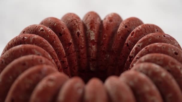Kühlen Frisch Gebackenen Roten Samt Bündel Kuchen Auf Einem Küchentisch — Stockvideo