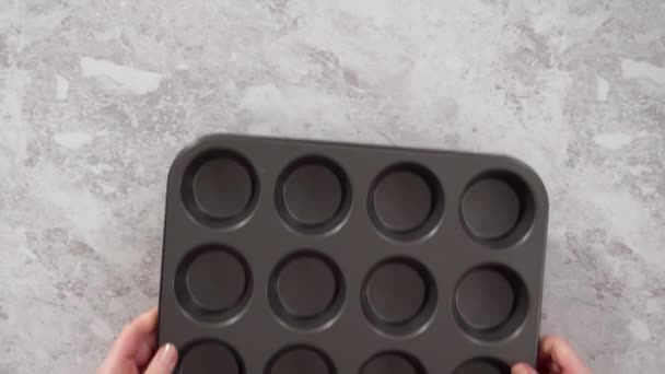 Sütemények Sütőformájának Asztalra Helyezése — Stock videók