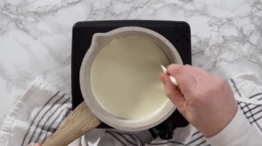 Tereyağlı kremalı ve gökkuşağı şekerli çikolatalı kekler yapıyorum..